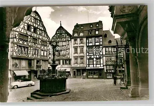 AK / Ansichtskarte Bernkastel Kues Fachwerkhaeuser Brunnen Kat. Bernkastel Kues