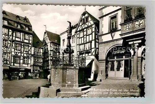 AK / Ansichtskarte Bernkastel Kues Marktplatz mit St Michael Brunnen Kat. Bernkastel Kues