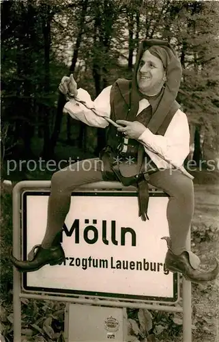 AK / Ansichtskarte Moelln Lauenburg Eulenspiegelimitator auf dem Ortsschild Kat. Moelln