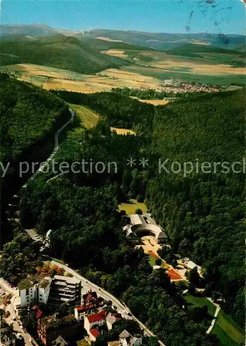 AK / Ansichtskarte Bad Wildungen mit Wandelhalle und Reinhardshausen im Hintergrund Fliegeraufnahme Kat. Bad Wildungen