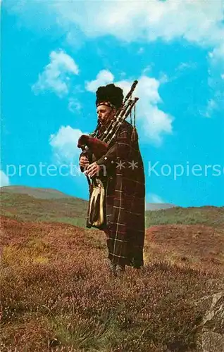 AK / Ansichtskarte Dudelsack Scots Piper Scotland  Kat. Musik