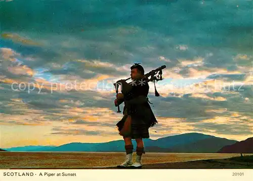 AK / Ansichtskarte Dudelsack Piper Scotland  Kat. Musik