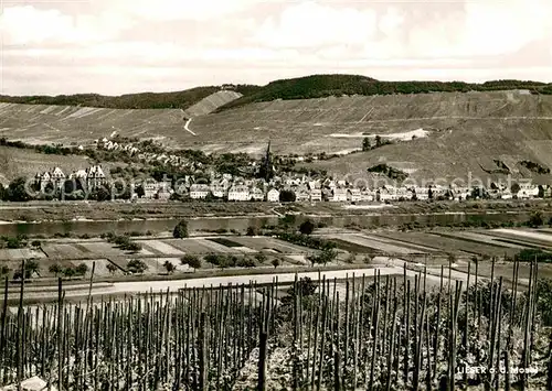 AK / Ansichtskarte Bernkastel Kues Panorama Kirche Weinstoecke  Kat. Bernkastel Kues