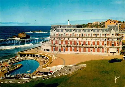 AK / Ansichtskarte Biarritz Pyrenees Atlantiques Hotel du Palais et sa Piscine vue aerienne Collection Couleurs et Lumiere de France Kat. Biarritz