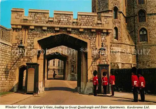 AK / Ansichtskarte Leibgarde Wache Scots Guards Windsor Castle St. George s Gate Great Quadrangle Kat. Polizei