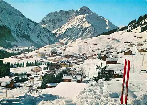 AK / Ansichtskarte Hirschegg Kleinwalsertal Vorarlberg Panorama Wintersportplatz mit Widderstein Kat. Mittelberg