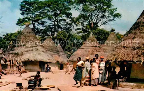 AK / Ansichtskarte Typen Afrika Village Africain 