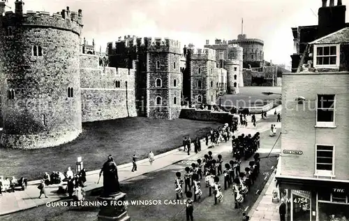 AK / Ansichtskarte Leibgarde Wache Guard Windsor Castle  Kat. Polizei