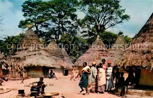 AK / Ansichtskarte Typen Afrika Village Africain 