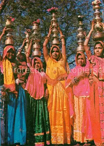 AK / Ansichtskarte Typen Indien Young Maidens heading for Gangour Worship Rajasthan India  Kat. Typen