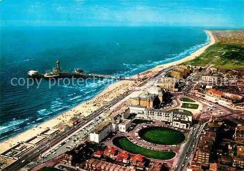 AK / Ansichtskarte Scheveningen Boulevard en Zee Luchtopname Kat. Scheveningen