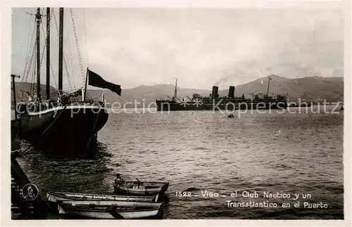 AK / Ansichtskarte Vigo Club Nautico y un Transatlantico en el Puerto Kat. Vigo