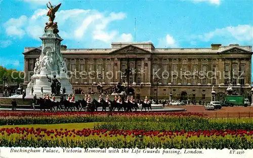 AK / Ansichtskarte London Buckingham Palace Victoria Memorial with Life Guards Kat. City of London