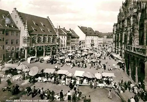 AK / Ansichtskarte Freiburg Breisgau Markt mit Kaufhaus und Muenster Kat. Freiburg im Breisgau