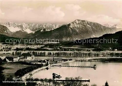 AK / Ansichtskarte Klagenfurt Woerthersee Strandbad mit Karawanken