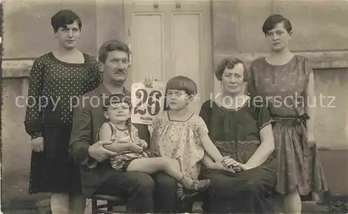 AK / Ansichtskarte Jahreszahl 26. Nedele Familienfoto  Kat. Greetings Neujahr