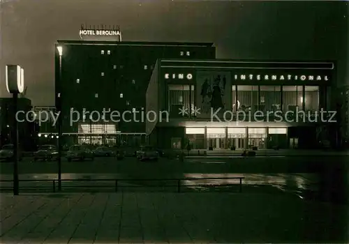 AK / Ansichtskarte Berlin Kino International und Hotel Berolina Hauptstadt der DDR Nachtaufnahme Kat. Berlin