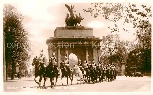 AK / Ansichtskarte Leibgarde Wache Guards passing Wellington Arch London  Kat. Polizei