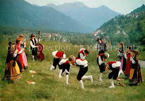 AK / Ansichtskarte Tanz Taenzer Timau Tischlbong Carnia Gruppo Folkloristico Is Guldana Pearl 