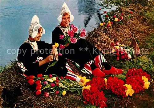 AK / Ansichtskarte Trachten Holland Tulpen  Kat. Trachten