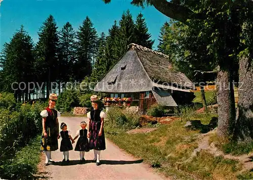 AK / Ansichtskarte Trachten Schwarzwald Schwarzwaldhaus Kat. Trachten