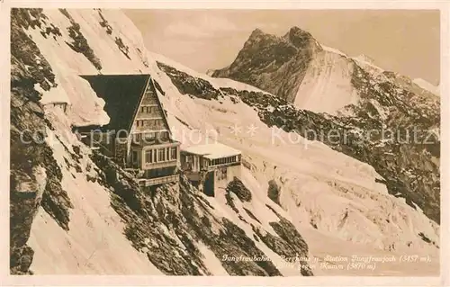 AK / Ansichtskarte Jungfraubahn Berghaus Station Jungfraujoch gegen Kamm Berner Alpen Kat. Jungfrau