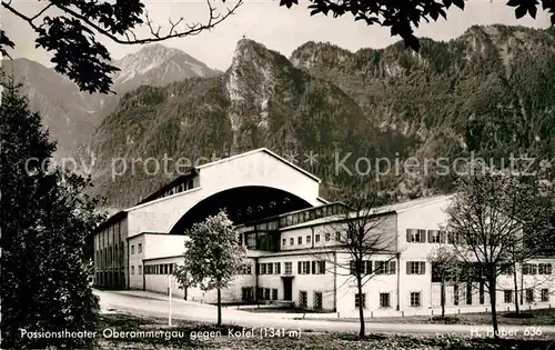 AK / Ansichtskarte Oberammergau Passionstheater gegen Kofel Ammergauer Alpen Kat. Oberammergau