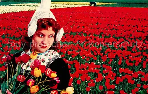 AK / Ansichtskarte Trachten Holland Tulpen  Kat. Trachten