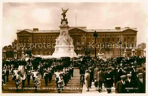 AK / Ansichtskarte Leibgarde Wache Victoria Memorial Buckingham Palace London Guards  Kat. Polizei