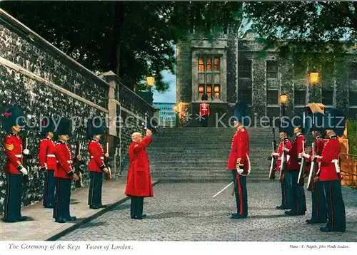 AK / Ansichtskarte Leibgarde Wache Ceremony of the Keys Tower of London  Kat. Polizei