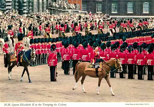 AK / Ansichtskarte Leibgarde Wache Queen Elizabeth II. Trooping of the Colour  Kat. Polizei