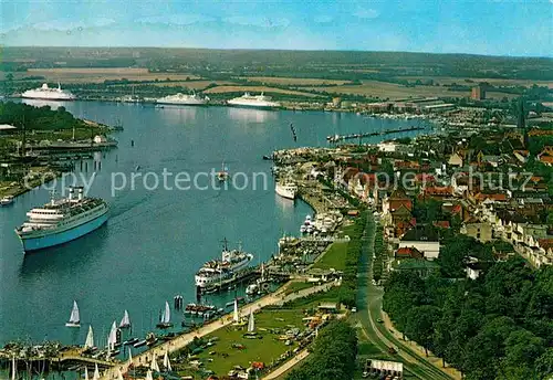 AK / Ansichtskarte Travemuende Ostseebad Hafen Faehrschiffen Kat. Luebeck