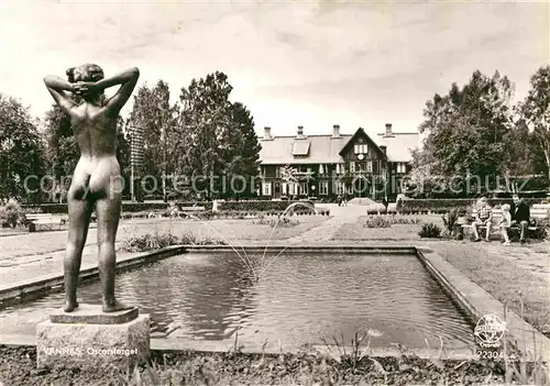 AK / Ansichtskarte Vaennaes Oscarstorget Brunnen mit Skulptur