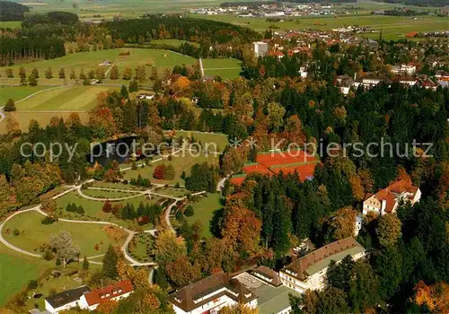 AK / Ansichtskarte Bad Woerishofen Blick von Sueden mit Kurpark und Tennisanlage Fliegeraufnahme Kat. Bad Woerishofen