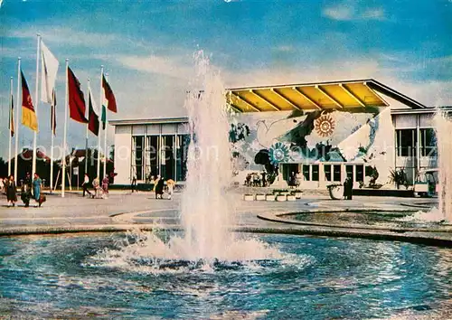 AK / Ansichtskarte Gartenbauaustellung Erfurt Halle I Voelkerfreundschaft Fontaene Fahnen Kat. Expositions