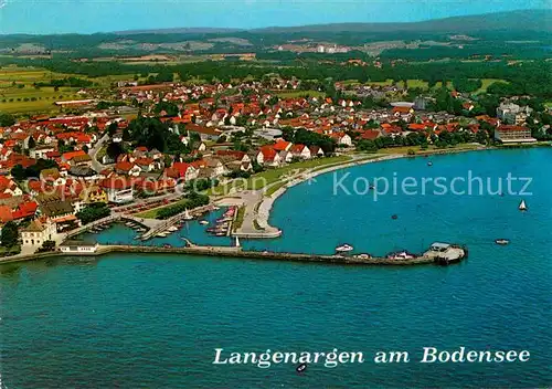 AK / Ansichtskarte Langenargen Bodensee Ansicht mit der neuen Uferpromenade Hafen Fliegeraufnahme Kat. Langenargen