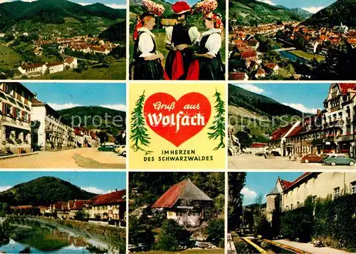 AK / Ansichtskarte Wolfach Rathaus Marktplatz Schloss Trachtentraegerinnen  Kat. Wolfach Schwarzwald