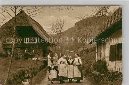 AK / Ansichtskarte Wolfach Schwarzwaelder Familie mit Bauernhaus Kat. Wolfach Schwarzwald