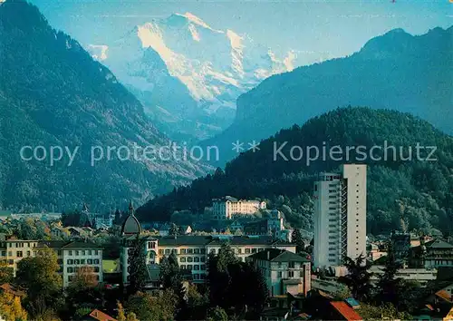 AK / Ansichtskarte Interlaken BE Stadtbild mit Blick auf Jungfrau Berner Alpen Kat. Interlaken