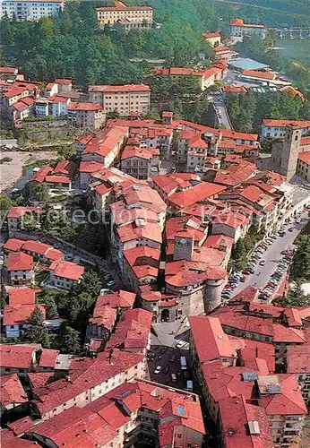 AK / Ansichtskarte Castelnuovo Garfagnana Panorama con la Rocca al centro e il Duomo a destra Kat. Lucca