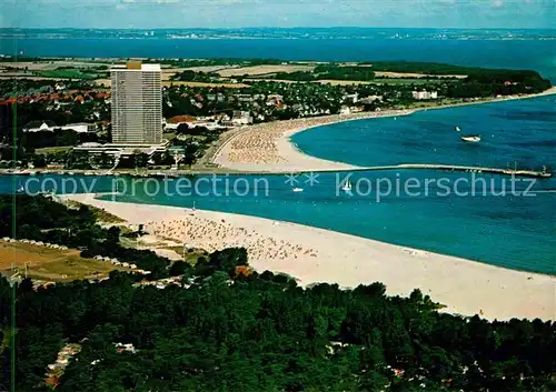 AK / Ansichtskarte Travemuende Ostseebad Hafeneinfahrt Hotel Maritim Strand Fliegeraufnahme Kat. Luebeck