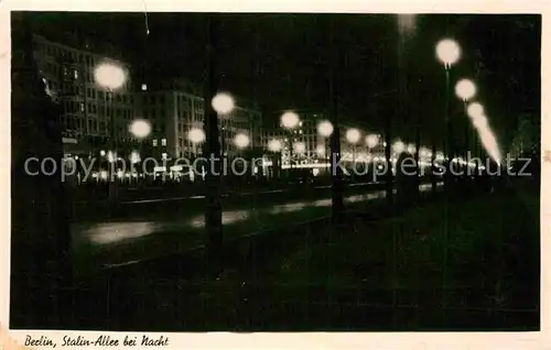 AK / Ansichtskarte Berlin Stalin Allee bei Nacht Kat. Berlin