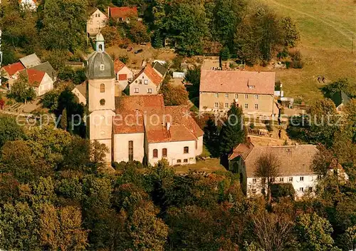 AK / Ansichtskarte Koenigshain Goerlitz Ortsansicht mit Kirche Fliegeraufnahme Kat. Koenigshain Goerlitz