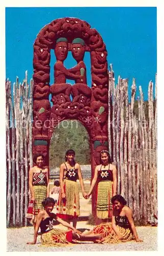 AK / Ansichtskarte Rotorua Frauen Tracht Kat. Rotorua