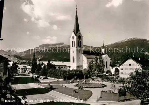 AK / Ansichtskarte Riezlern Kleinwalsertal Vorarlberg Dorfplatz Hoch Ifen Kirche Kat. Mittelberg