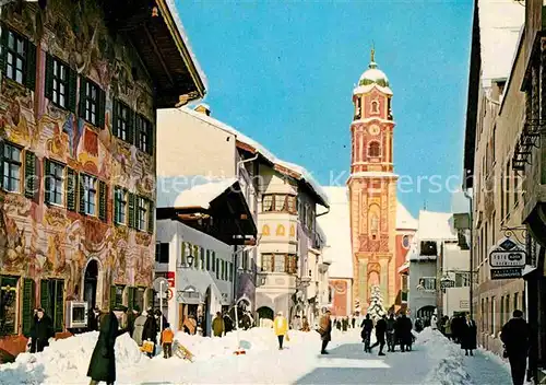 AK / Ansichtskarte Mittenwald Bayern Obermarkt im Winter Fassadenmalerei Kirche Kat. Mittenwald