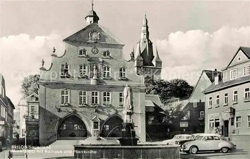 AK / Ansichtskarte Brilon Marktplatz mit Rathaus und Pfarrkirche Brunnen Kat. Brilon