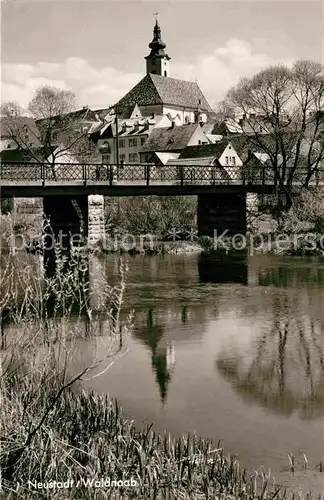AK / Ansichtskarte Neustadt Waldnaab Uferpartie am Fluss Bruecke Kirche Kat. Neustadt a.d.Waldnaab