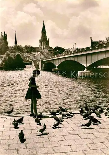 AK / Ansichtskarte Konstanz Bodensee Maedchen bei Vogelfuetterung Rheinbruecke Kirche Kat. Konstanz