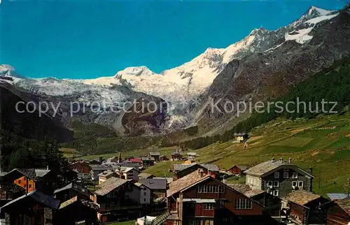 AK / Ansichtskarte Saas Fee Ortsansicht mit Blick zum Alphubel und Taeschhorn Walliser Alpen Kat. Saas Fee